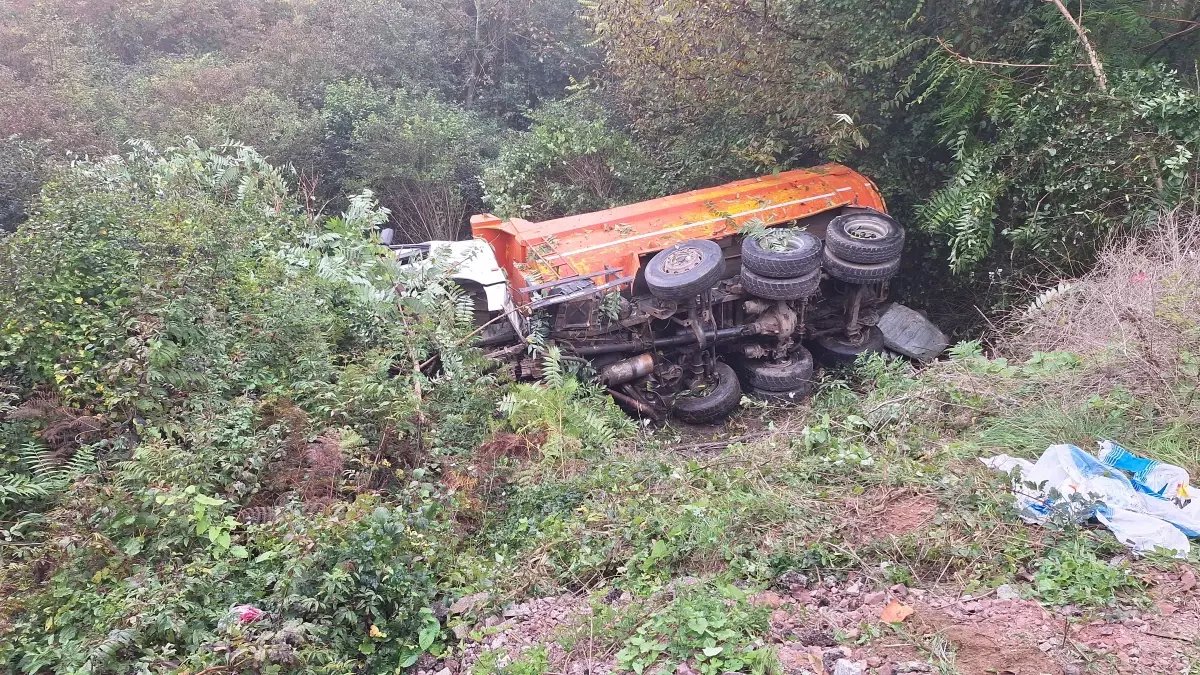 İzmit’te Hafriyat Kamyonu Şarampole Devrildi: Şoför Yaralandı
