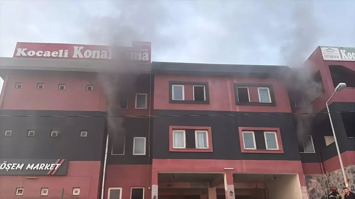 İzmit’te Pansiyonda Çıkan Yangında 3 Kişi Hastaneye Kaldırıldı
