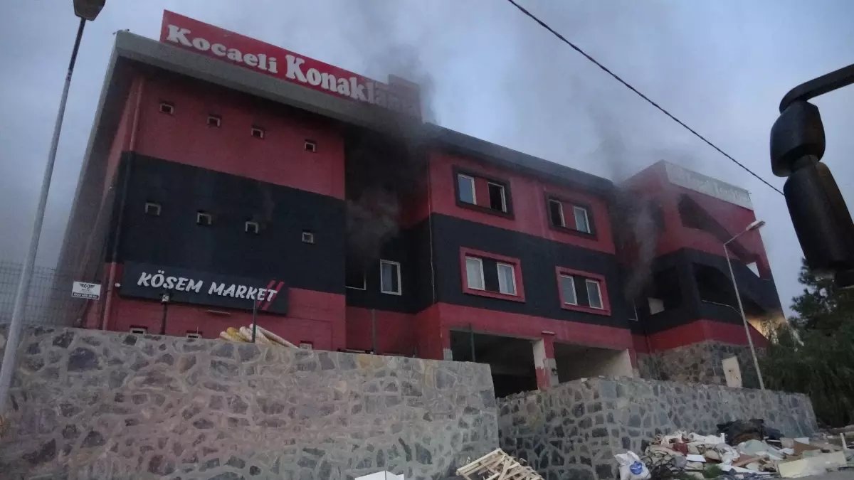 İzmit’te Pansiyonda Yangın: 3 Kişi Dumandan Etkilendi