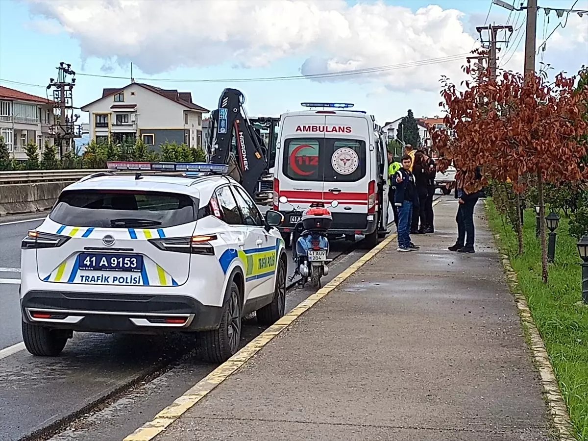 Karamürsel’de Motosiklet Devrildi: 2 Yaralı