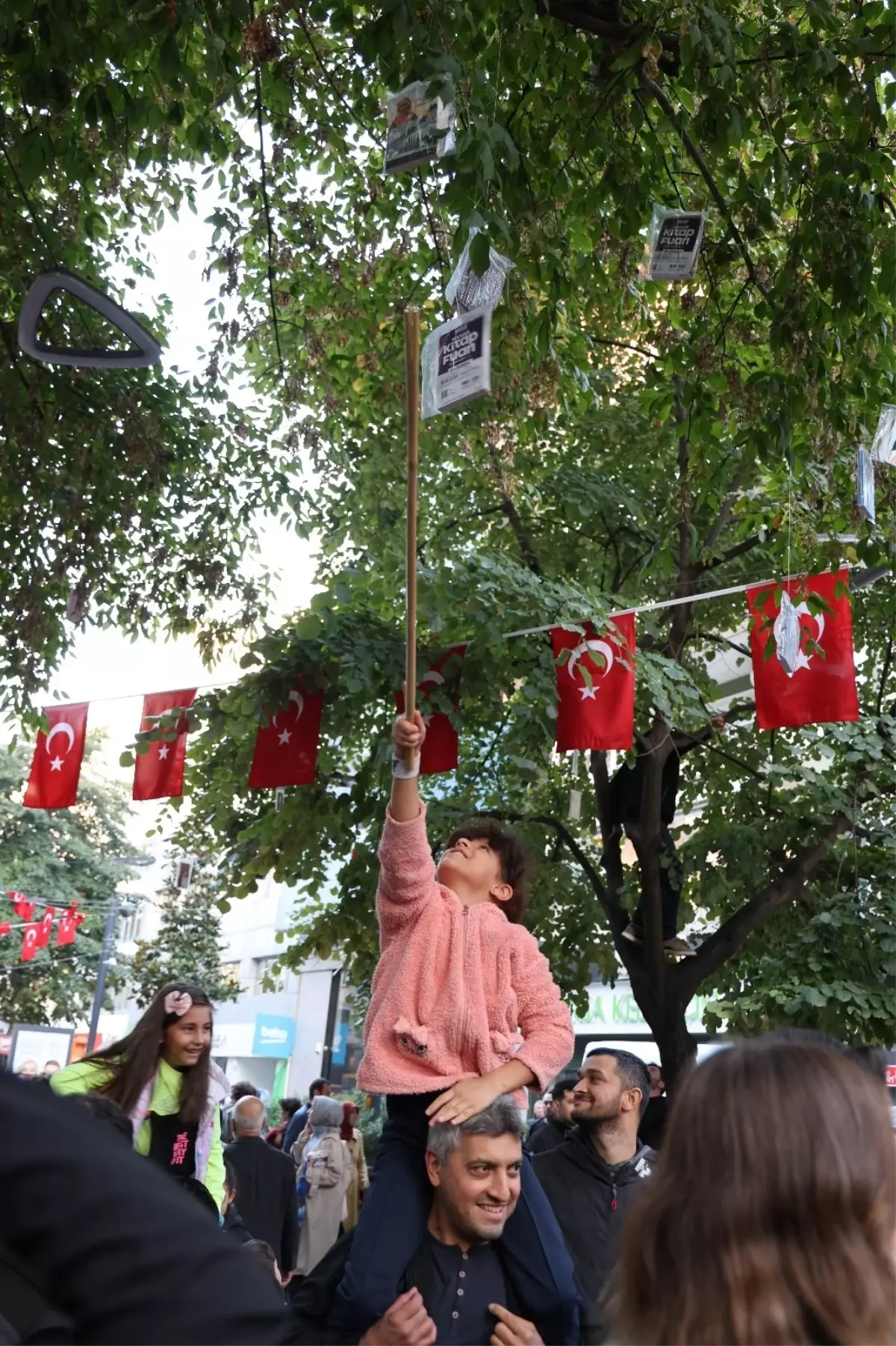 Kocaeli Kitap Fuarı’nda Ağaçlara 5 Bin Kitap Asıldı