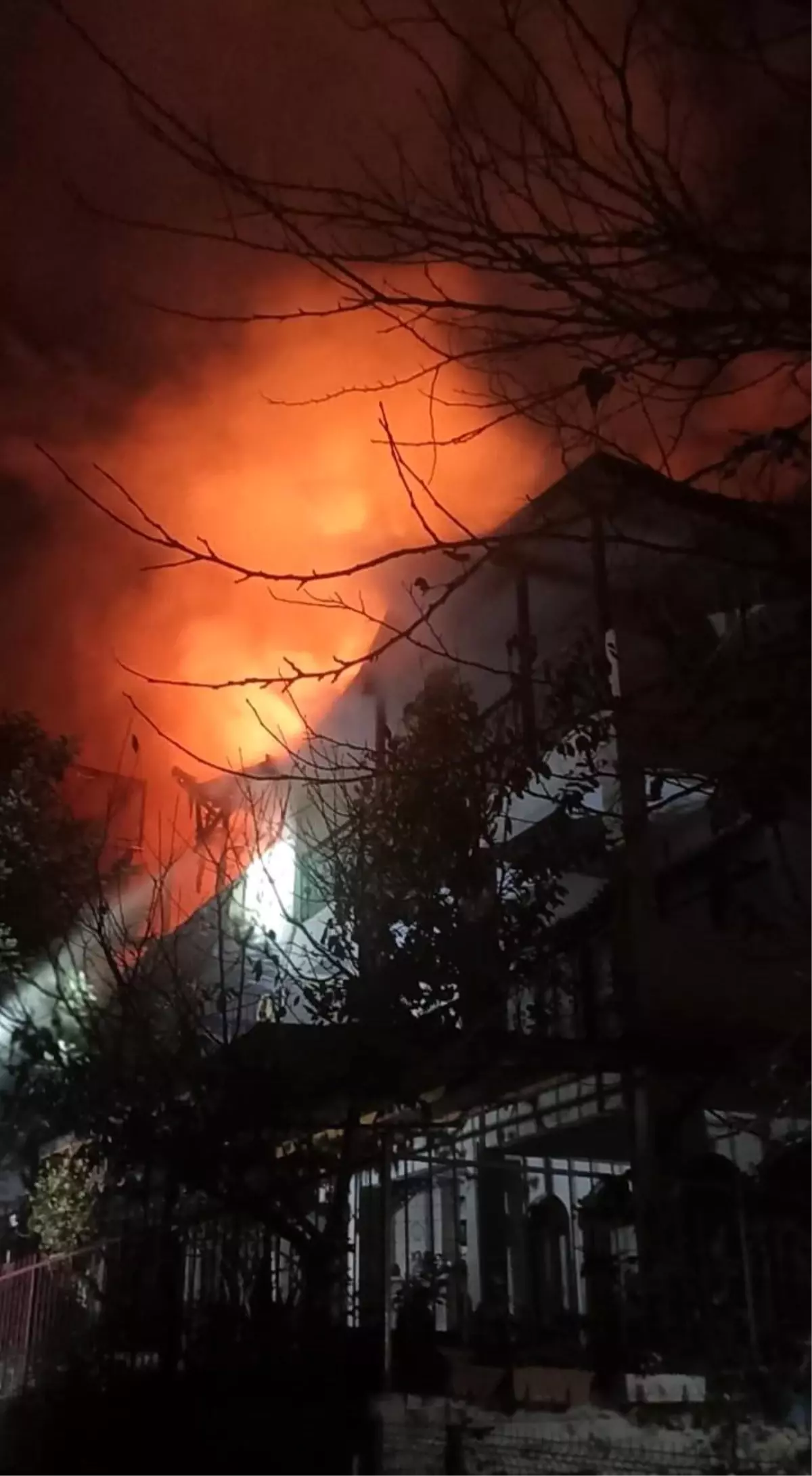 Kocaeli’de 2 Katlı Evde Yangın Çıktı