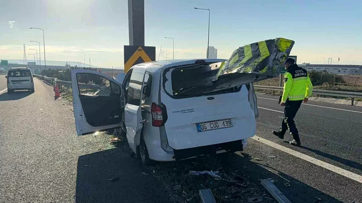 Kocaeli’de Feci Kaza: Hafif Ticari Araç Bariyerlere Saplandı