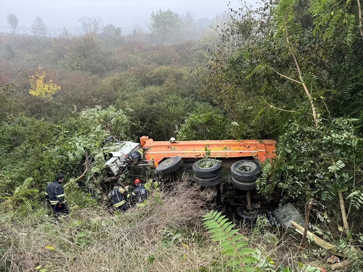 Kocaeli’de Kamyon Devrildi, Sürücü Yaralandı