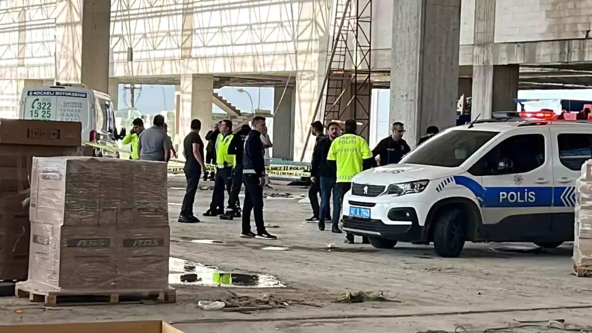  Kocaeli’de Lojistik Depo Çatısından Düşen İşçi Hayatını Kaybetti