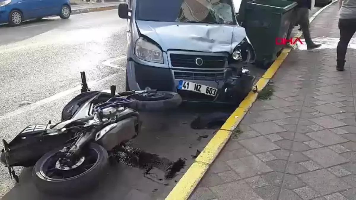  Kocaeli’de Motosiklet ile Hafif Ticari Araç Çarpıştı: 2 Yaralı