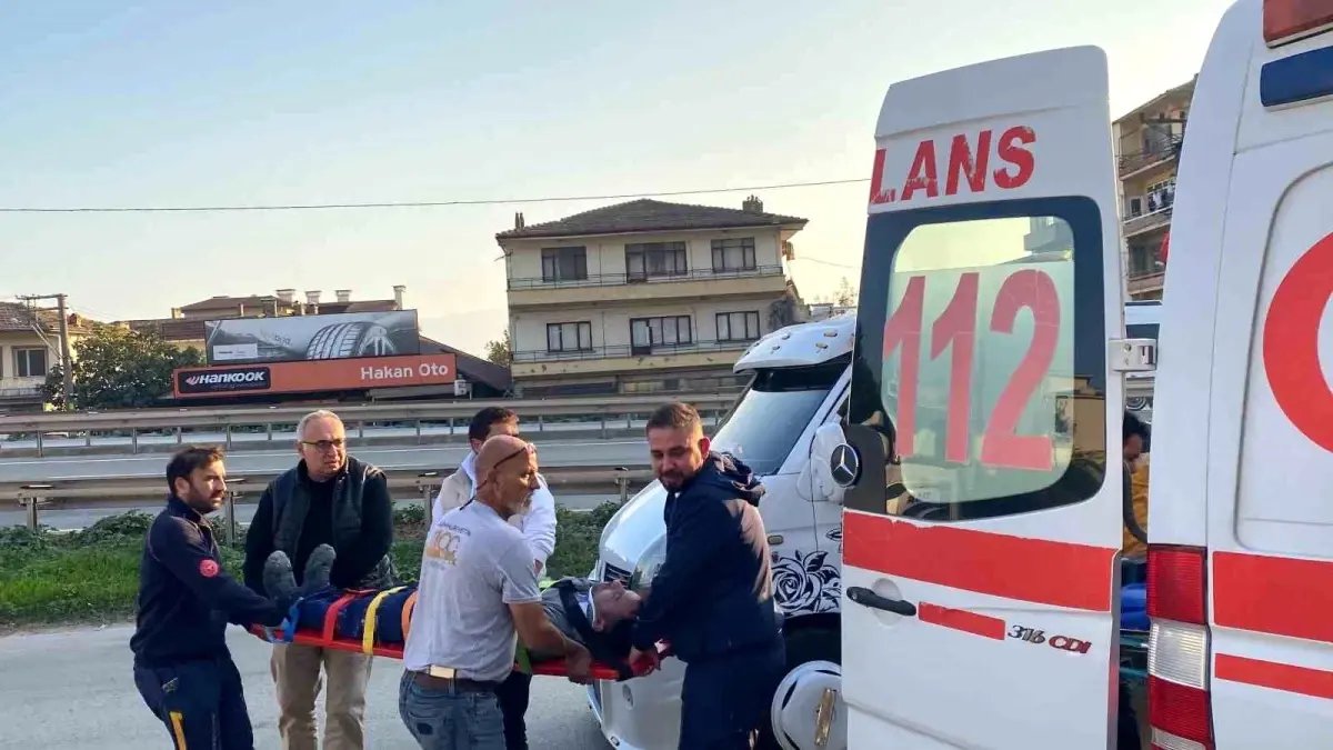  Kocaeli’de Otomobil-Kamyonet Çarpıştı: 1’i Ağır 2 Yaralı