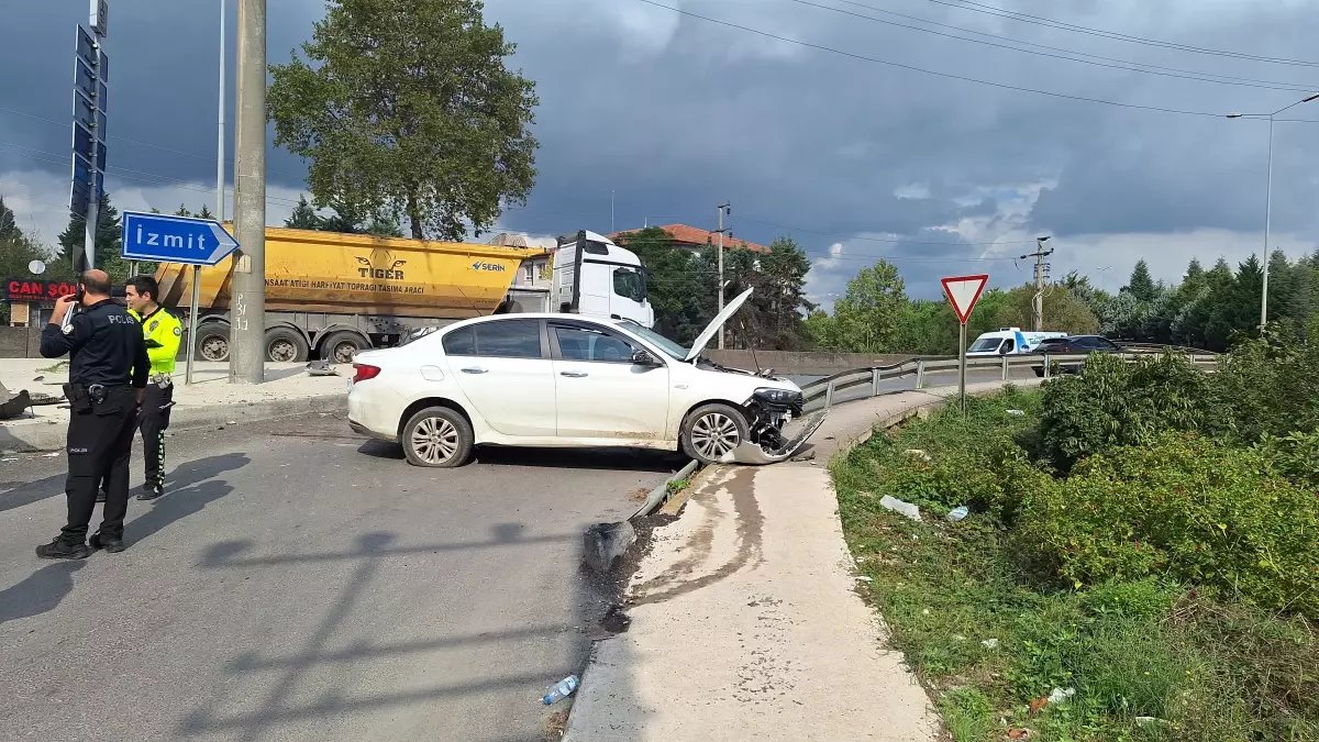 Kocaeli’de Otomobil Kazası: Aile Yaralandı