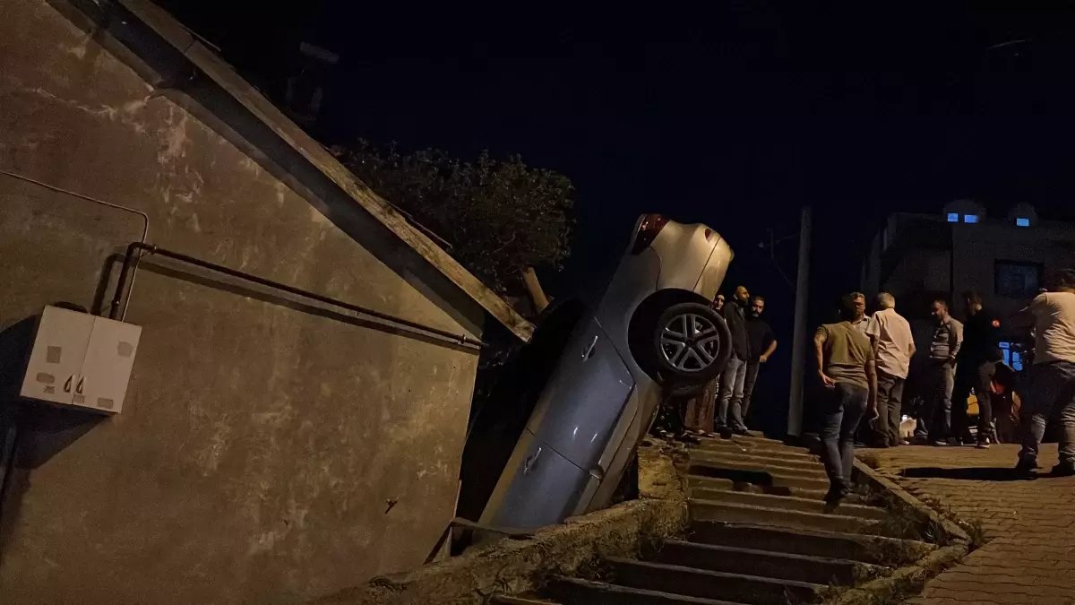 Kocaeli’de Park Halindeki Otomobil Kendiliğinden Hareket Etti