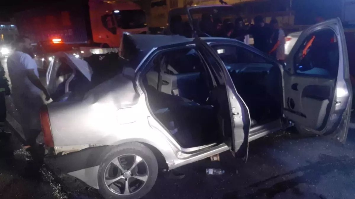 Kocaeli’de TIR Kazası: Baba ve Oğul Yaralandı