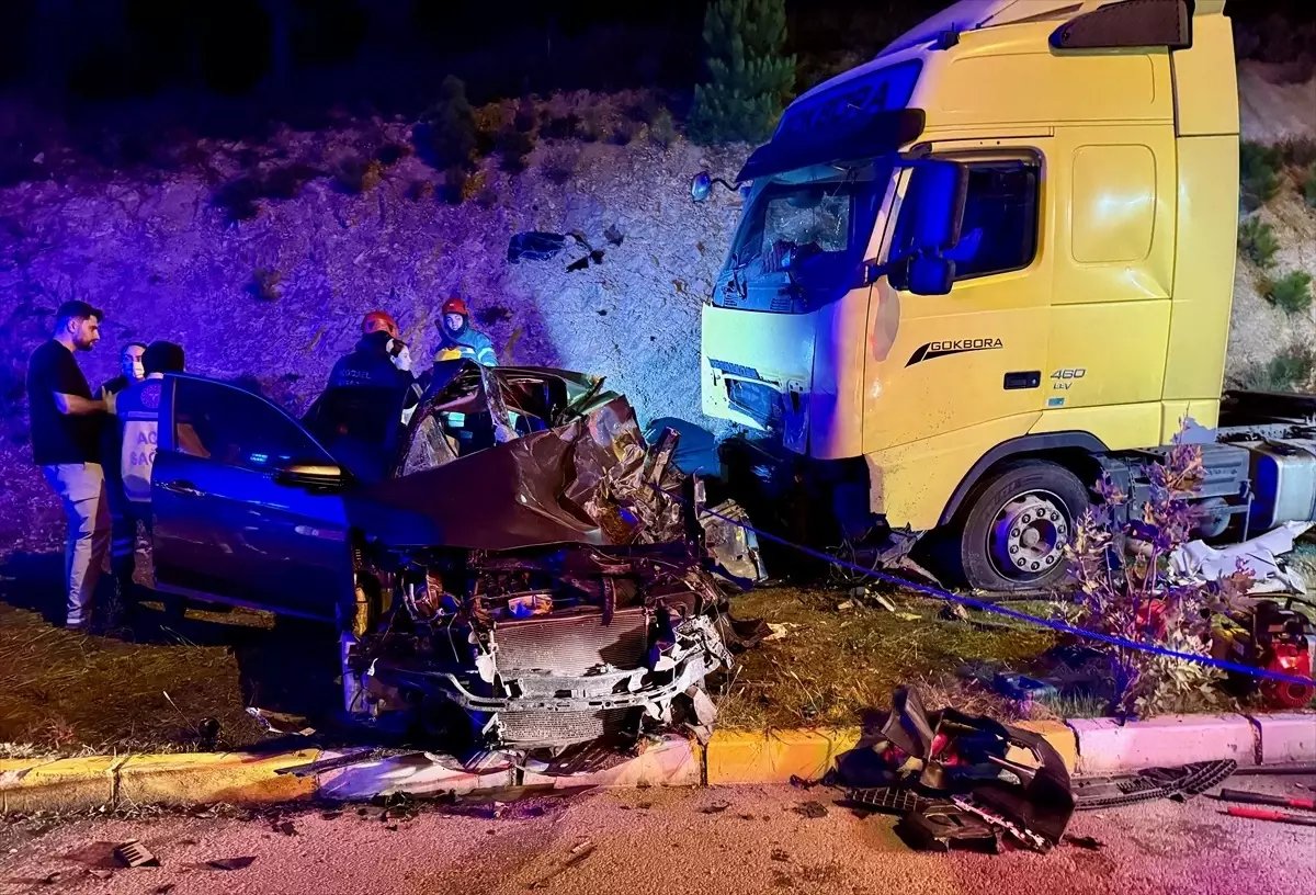Kocaeli’de Tırla Çarpışan Otomobilin Sürücüsü Hayatını Kaybetti