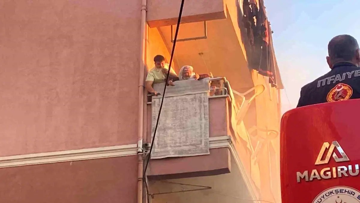 Kocaeli’nde 4 Katlı Binalarda Yangın: 3 Kişi Kurtarıldı