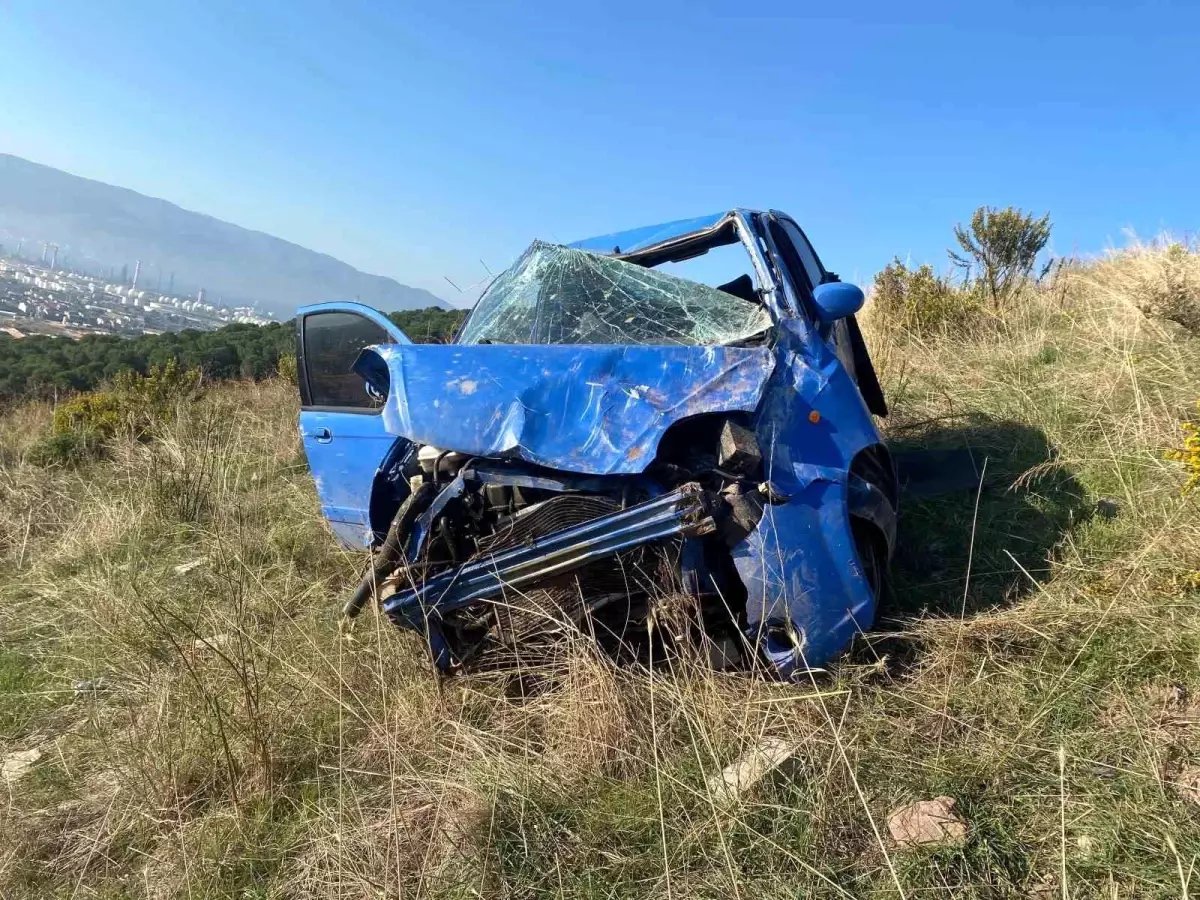 Kocaeli’nde Otomobil Uçurumdan Yuvarlandı, Sürücü Yaralandı