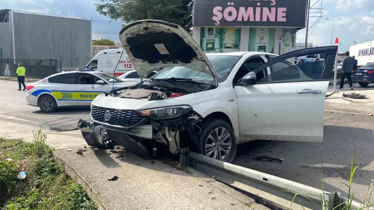 Kocaeli’nde Otomobilin Kaldırıma Çıkması Sonucu 3 Kişi Yaralandı