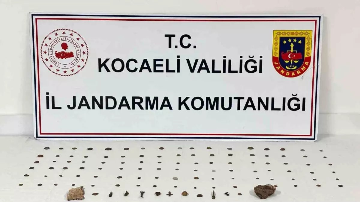 Kocaeli’nde Tarihi Eser Kaçakçılığı Operasyonu: 100 Sikke ve 15 Obje Ele Geçirildi
