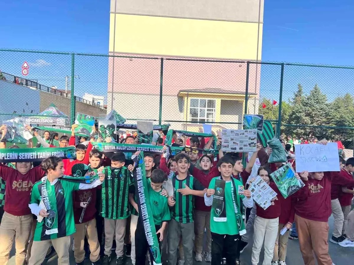  Kocaelisporlu futbolcular öğreniciler ile bir araya geldi