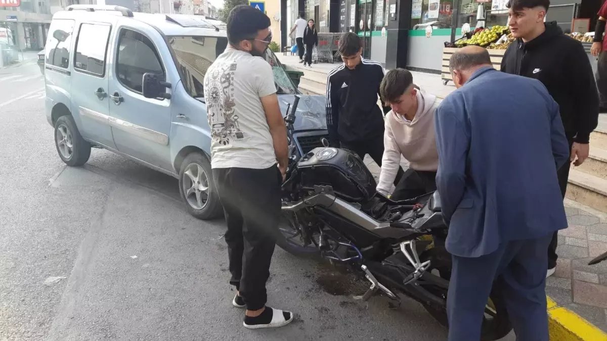  Körfez’de Motosiklet ve Hafif Ticari Araç Çarpıştı: 2 Yaralı