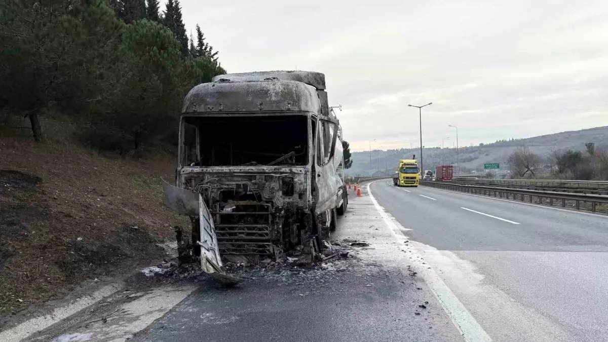 Anadolu Otoyolu’nda Tır Yangını: Kabin Kısmı Küle Döndü