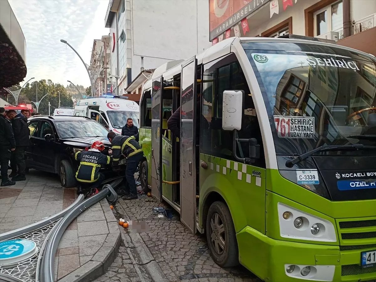 Karamürsel’de Cipin Durağa Çarpmasıyla 6 Kişi Yaralandı
