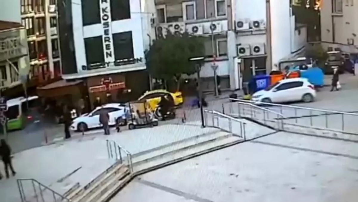 Karamürsel’de SUV Aracın Çarptığı Aydınlatma Direği Yaya Üzerine Düştü