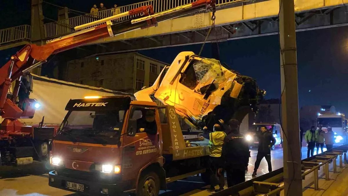 Kocaeli D100 Karayolu’nda Kaza: Tır Sürücüsü Sıkıştı