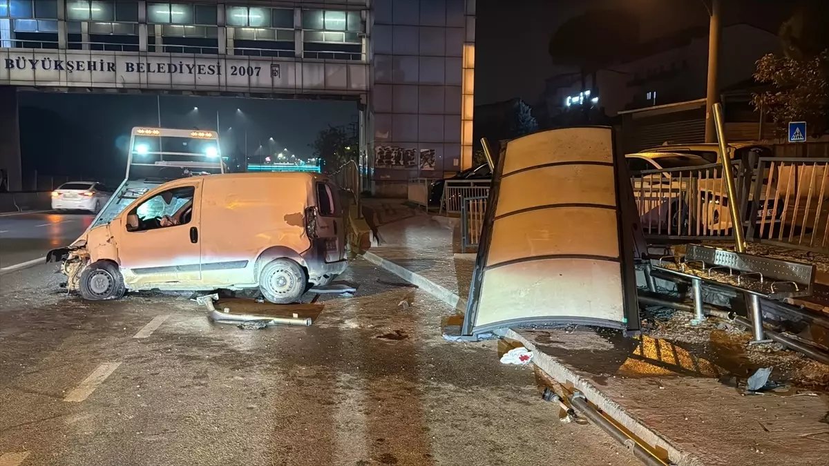 Kocaeli’de Hafif Ticari Araç Otobüs Durağına Çarptı: Sürücü Ağır Yaralı