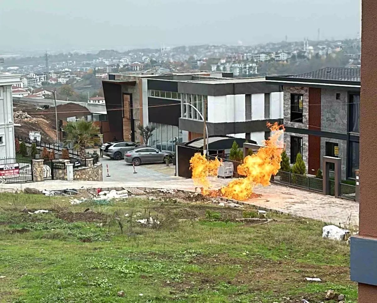 Kocaeli’de İş Makinesi Doğal Gaz Borusuna Zarar Verdi, Yangın Paniğe Yol Açtı