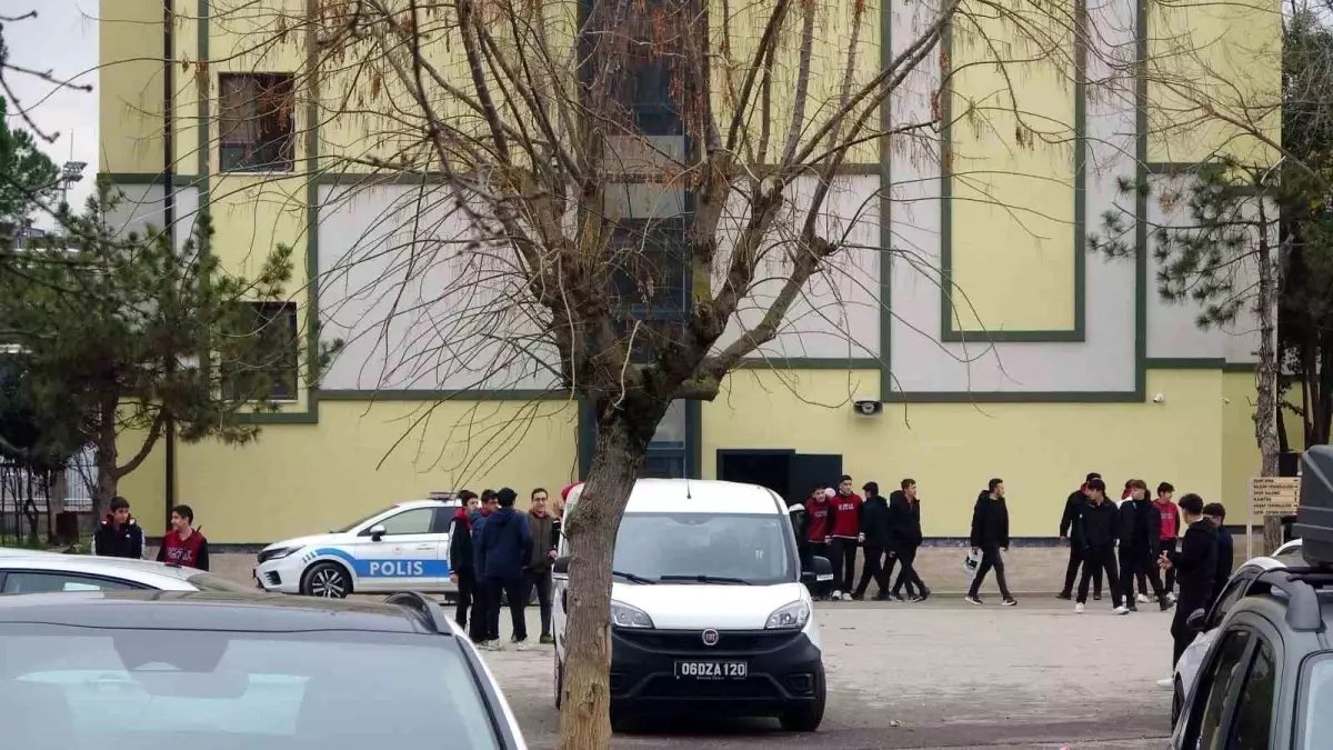 Kocaeli’de Lisede Tartışma: Bir Öğrenci Tornavida ile Yaralandı