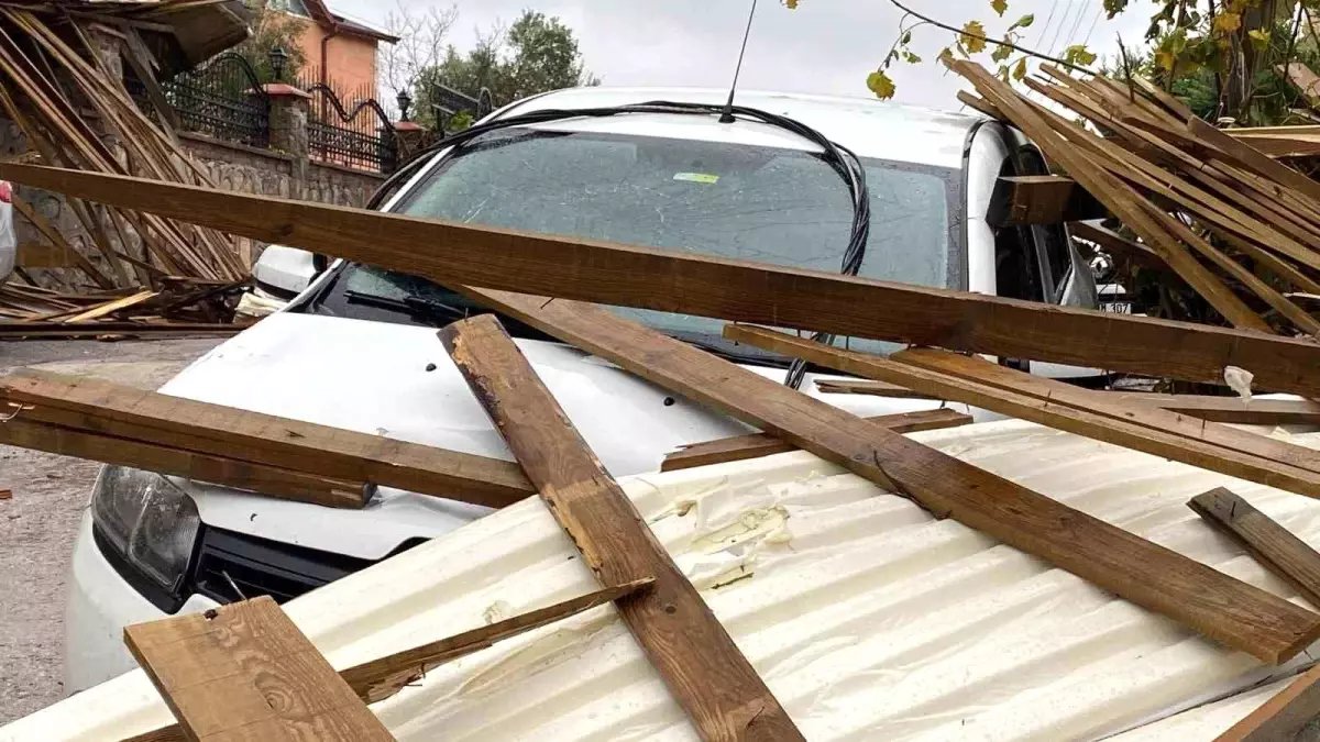 Kocaeli’de Şiddetli Rüzgar Çatıyı Uçurdu, Araçlar Hasar Gördü