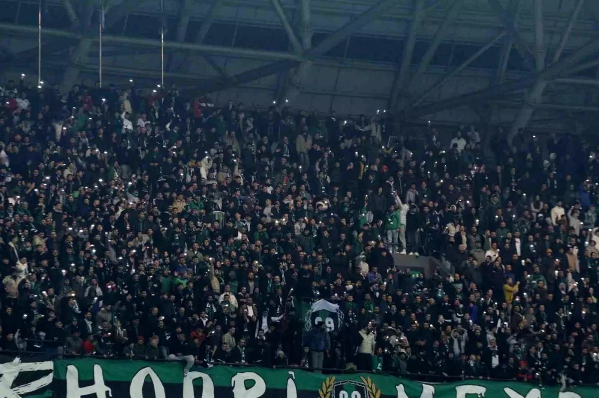 Kocaelispor-Bandırmaspor Maçında Yabancı Madde Atan 12 Kişiye Cezası Verildi