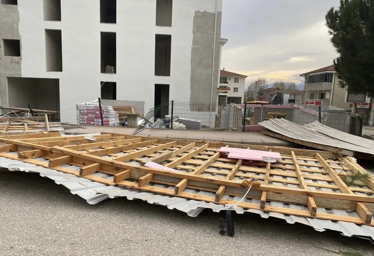 Sakarya ve Kocaeli’de Fırtına Yaşamı Olumsuz Etkiledi