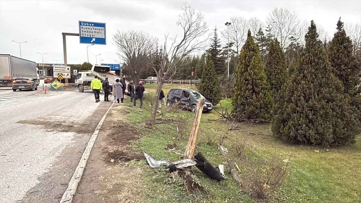 Gebze’de Kontrolden Çıkan Otomobil Devrildi