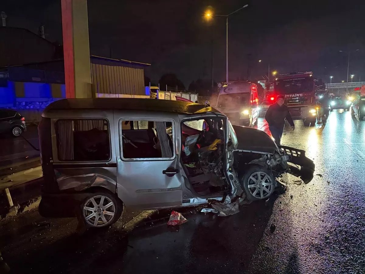 Gebze’de Trafik Kazası: Sürücü Hastaneye Kaldırıldı