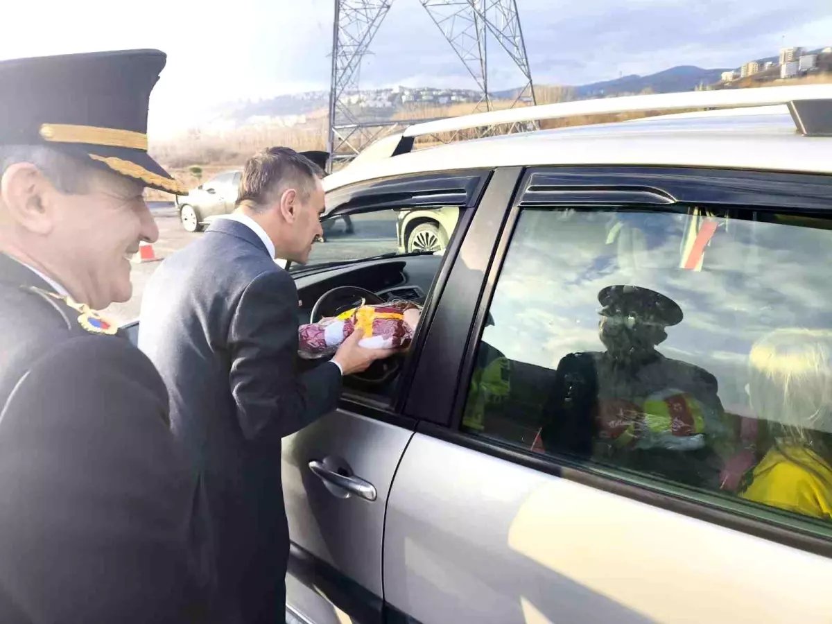 Kocaeli Valisi İlhami Aktaş, Güvenlik Güçleriyle Yılbaşı Kutlaması Yaptı