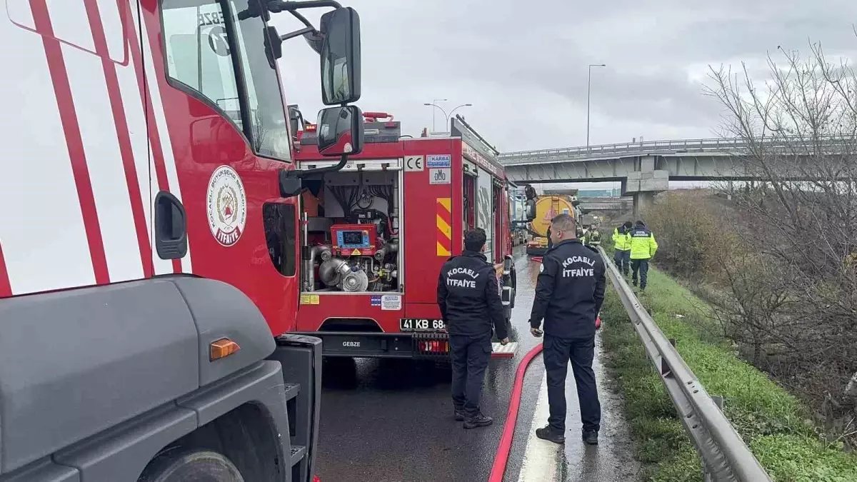 Kocaeli’de Beton Katkısı Taşıyan Tırda Yangın Çıktı