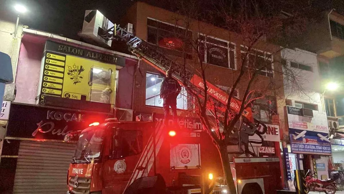 Kocaeli’de Çatıda Mahsur Kalan Kedi İtfaiye Ekiplerince Kurtarıldı