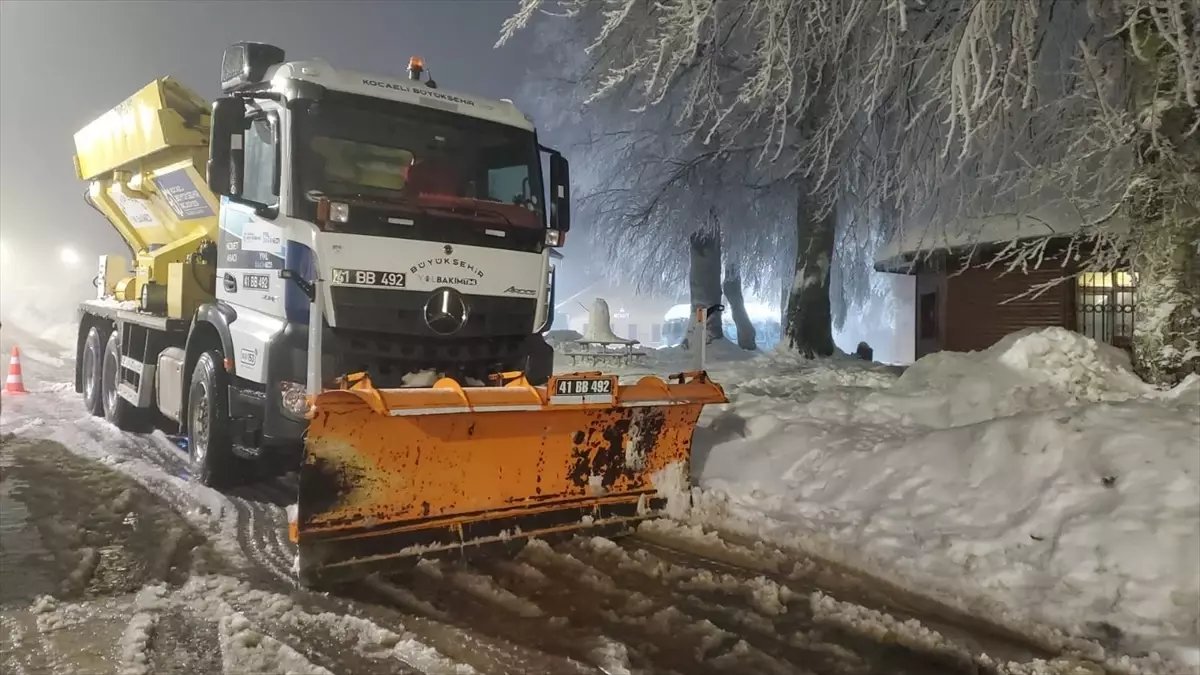 Kocaeli’de Karla Mücadele Ekipleri Yoğun Çalışmalarına Devam Ediyor