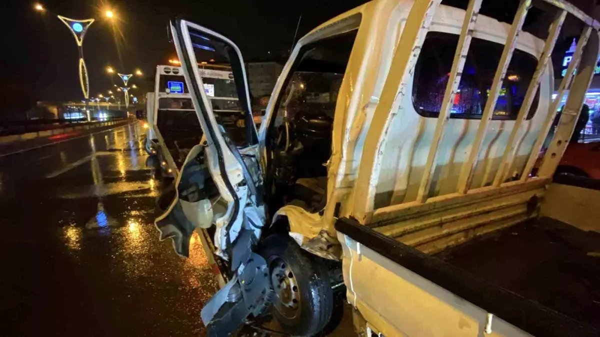  Kocaeli’de Seyir Halindeki Kamyonet Park Halindeki Araçla Çarpıştı