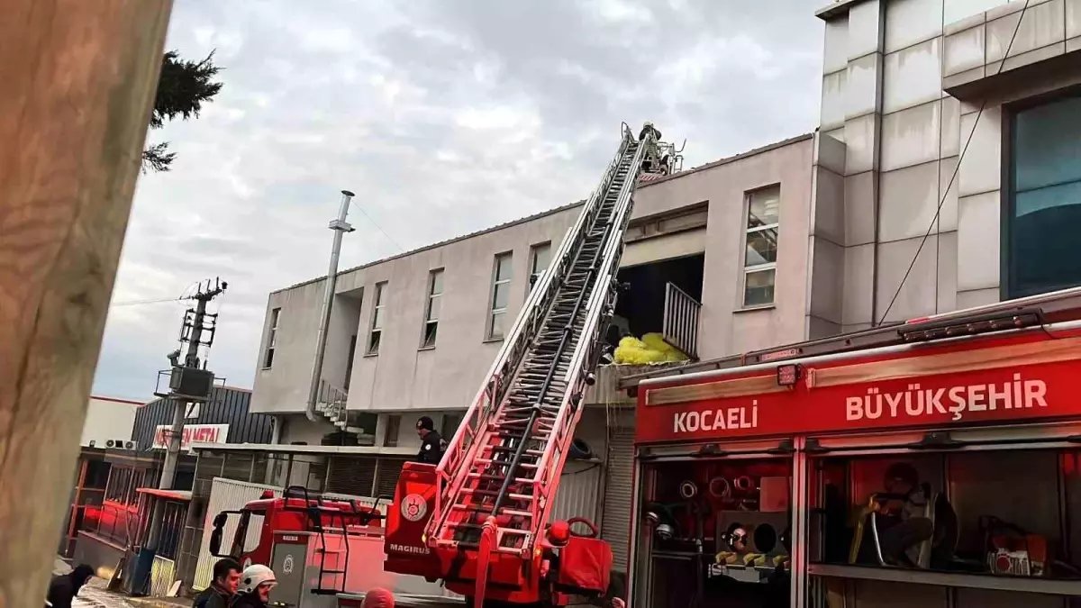 Kocaeli’nde Plastik İmalathanesinde Yangın Çıktı