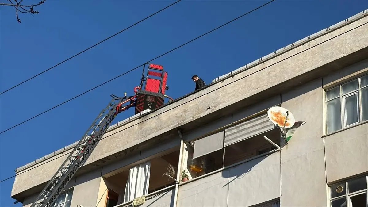 Kocaeli’nin Gebze İlçesinde Apartman Çatısında Yangın Çıktı