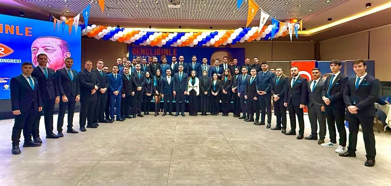 AK Parti İzmit İlçe Gençlik KollarıEyüp Akbal’a Teslim