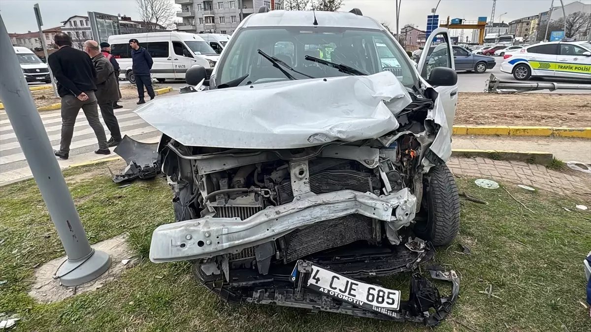 Gebze’de Jandarma Trafik Aracıyla Hafif Ticari Araç Çarpıştı