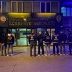 Kocaeli’de Hafif Ticari Araç Akaryakıt İstasyonuna Çarptı: 2 Yaralı