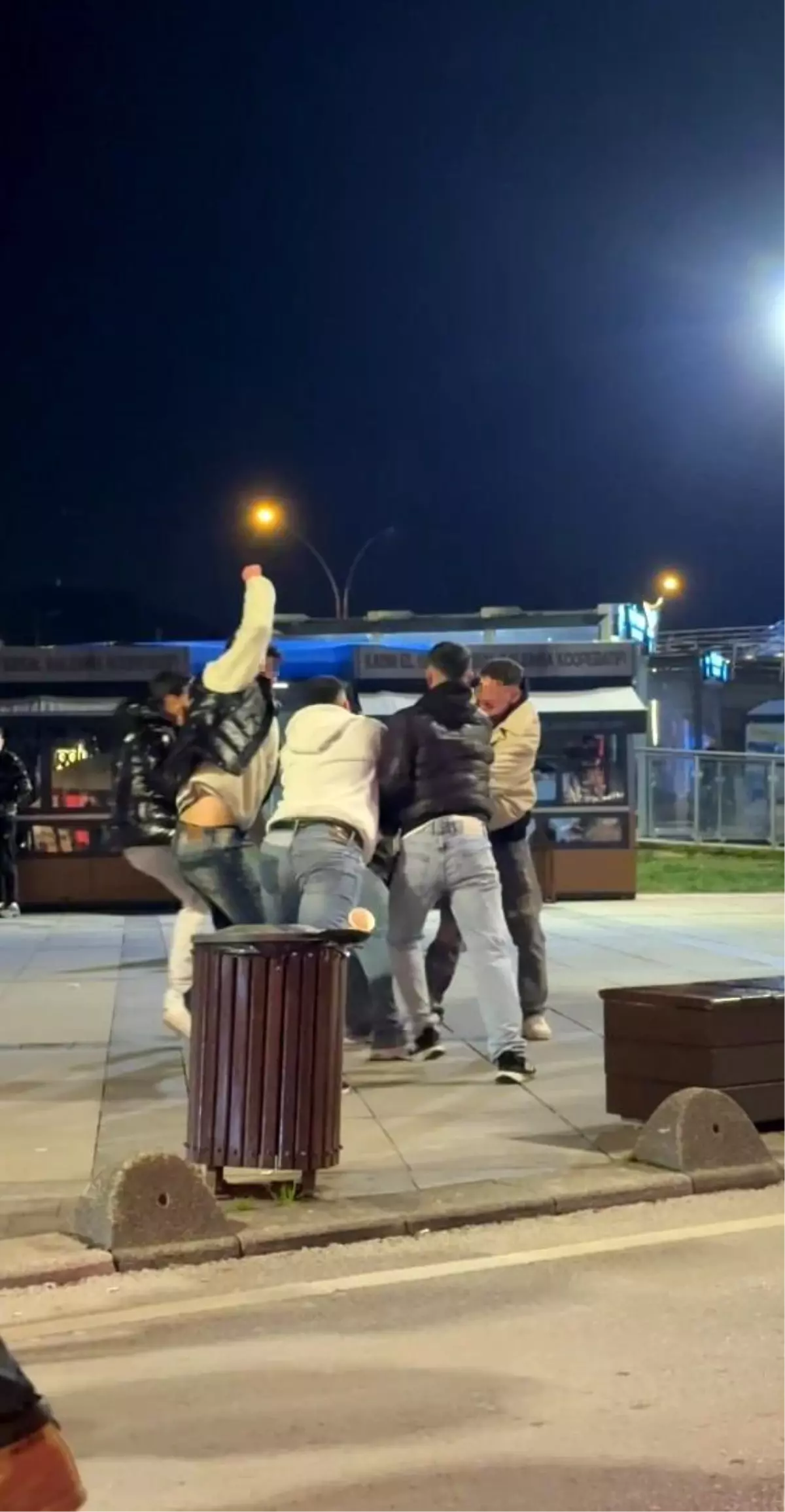 İzmit’te 5 Kişinin Saldırısı Kamerada