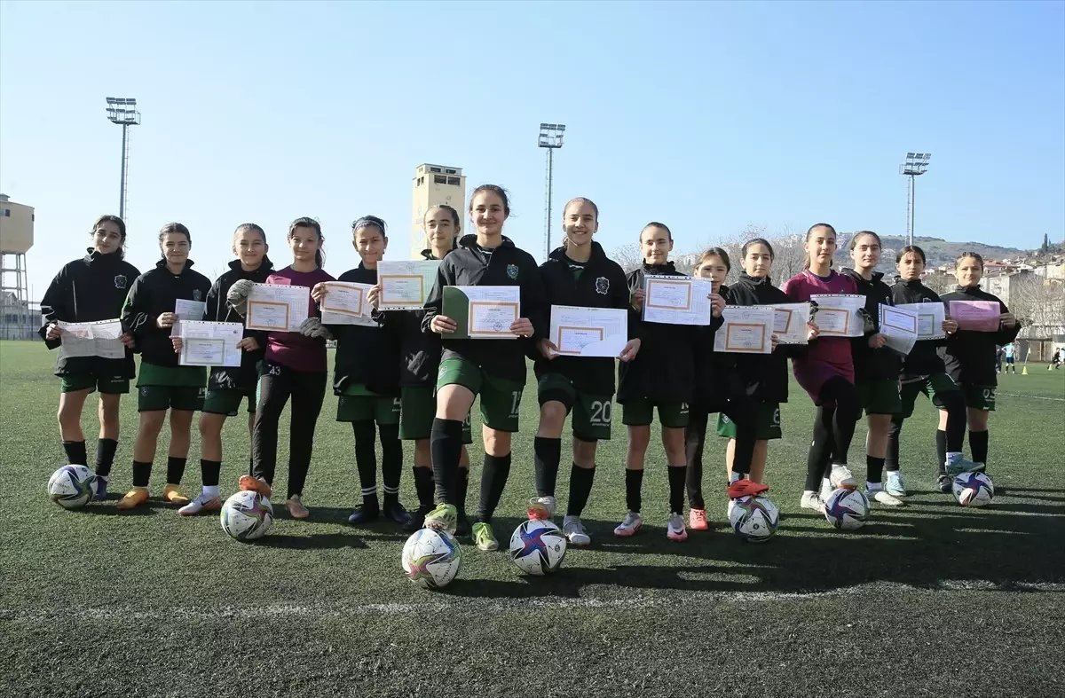 Kocaeli Kadın Futbol Takımı’ndan Başarı Örneği: Spor ve Eğitim Bir Arada