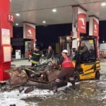 Kocaeli’de Hafif Ticari Araç Akaryakıt İstasyonuna Çarptı: 2 Yaralı