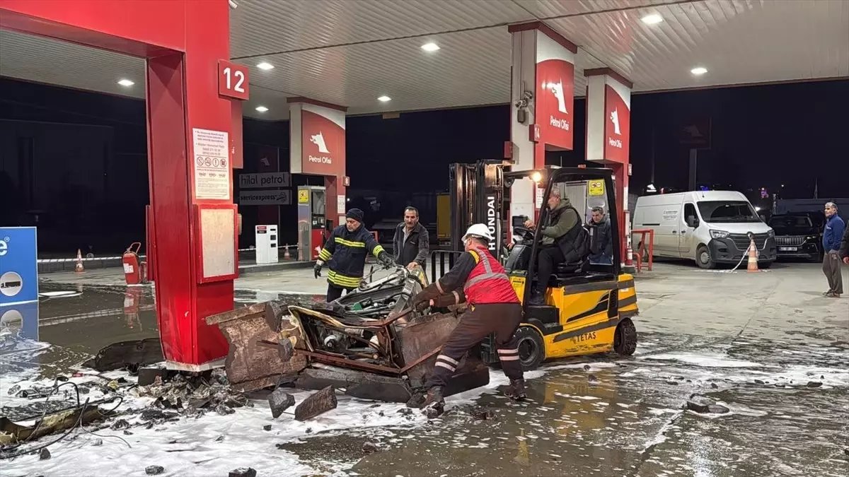 Kocaeli’de Akaryakıt İstasyonuna Araç Çarptı: İki Yaralı