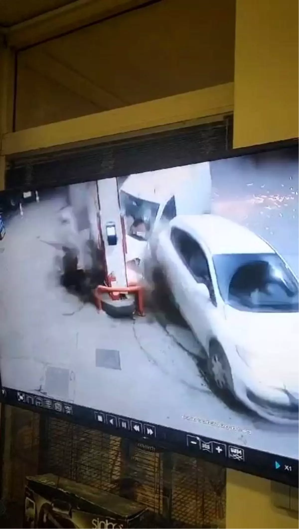 Kocaeli’de Hafif Ticari Araç Akaryakıt İstasyonuna Çarptı: 2 Yaralı