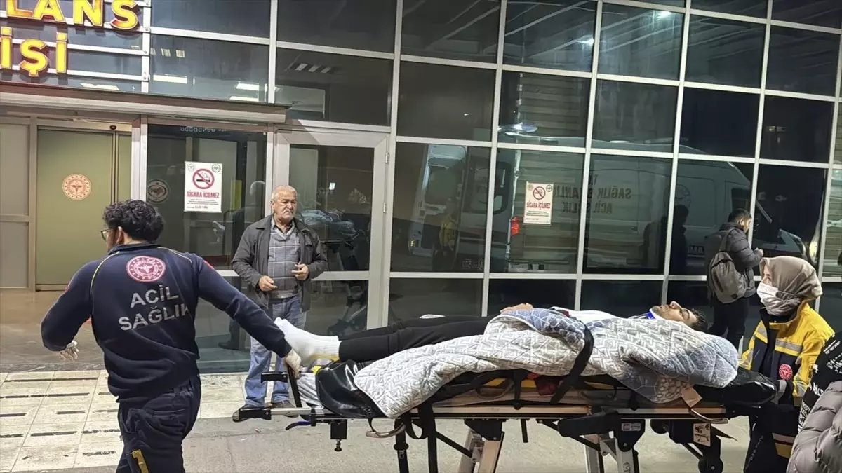  Kocaeli’de Merdivenden Düşen Genç Hastaneye Kaldırıldı