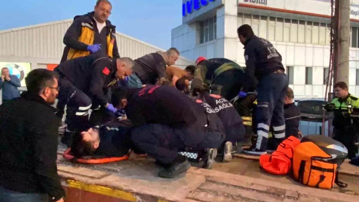  Kocaeli’de Motosiklet Tırla Bariyer Arasına Sıkıştı: 2 Yaralı